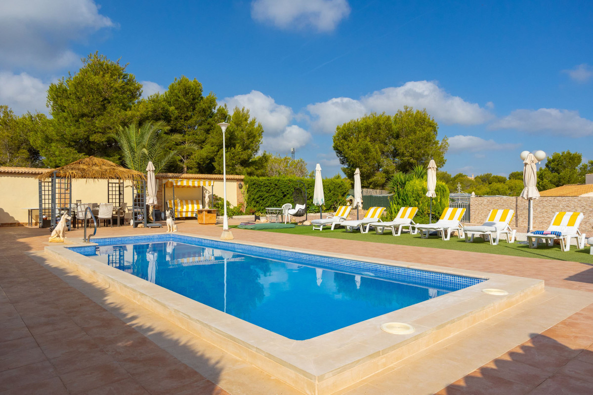 For sale - 4 Bedroom 4 Bathroom House - Detached Villa in Orihuela - Villamartin  - Alicante