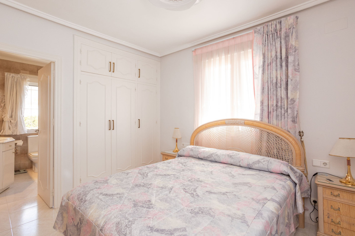 For sale - 4 Bedroom 4 Bathroom House - Detached Villa in Orihuela - Villamartin  - Alicante