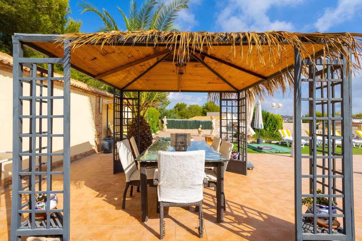 For sale - 4 Bedroom 4 Bathroom House - Detached Villa in Orihuela - Villamartin  - Alicante