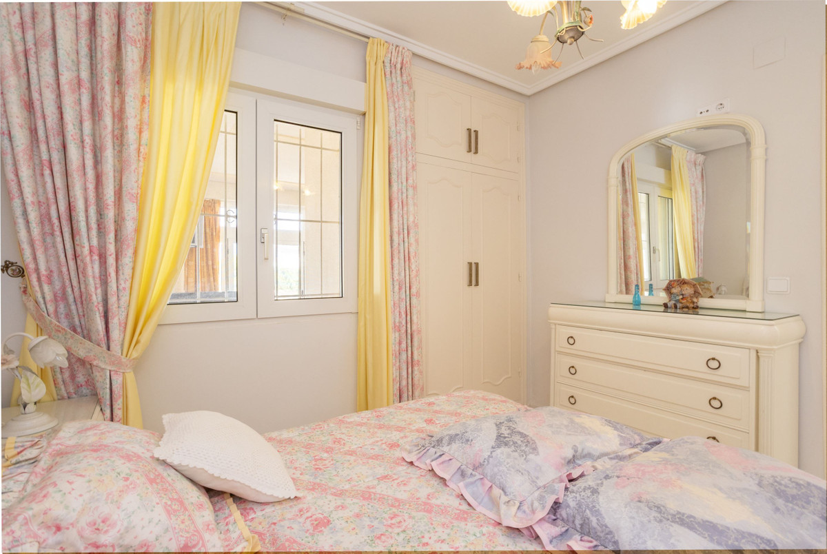 For sale - 4 Bedroom 4 Bathroom House - Detached Villa in Orihuela - Villamartin  - Alicante