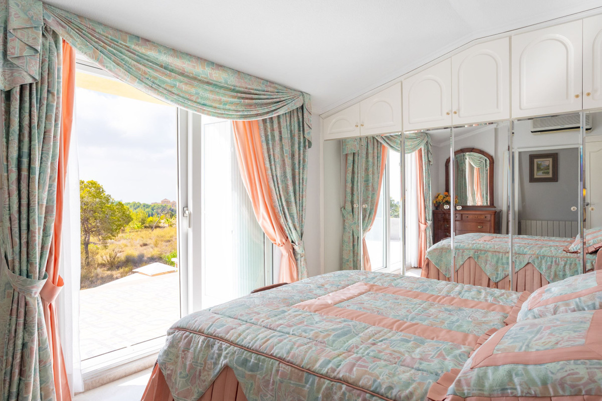 For sale - 4 Bedroom 4 Bathroom House - Detached Villa in Orihuela - Villamartin  - Alicante