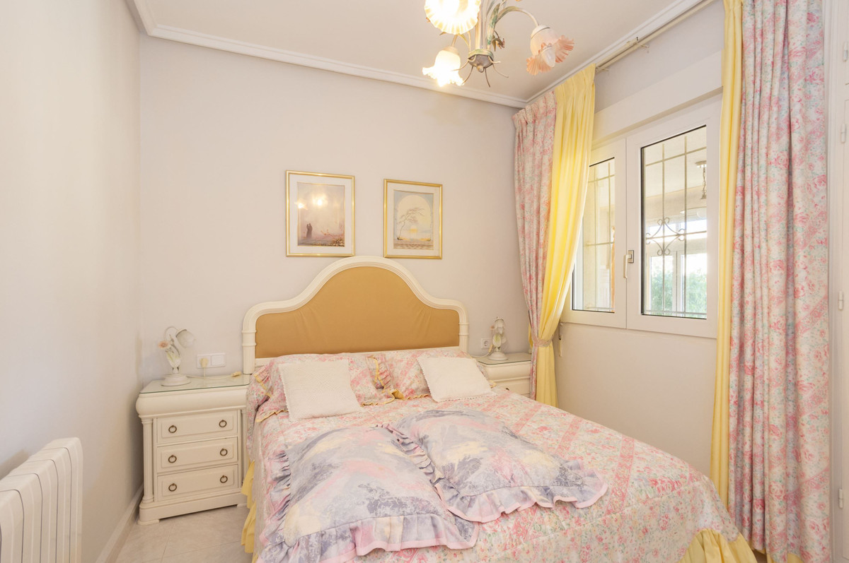 For sale - 4 Bedroom 4 Bathroom House - Detached Villa in Orihuela - Villamartin  - Alicante