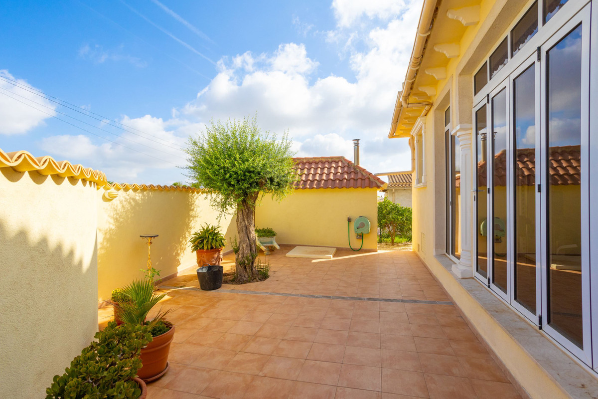For sale - 4 Bedroom 4 Bathroom House - Detached Villa in Orihuela - Villamartin  - Alicante