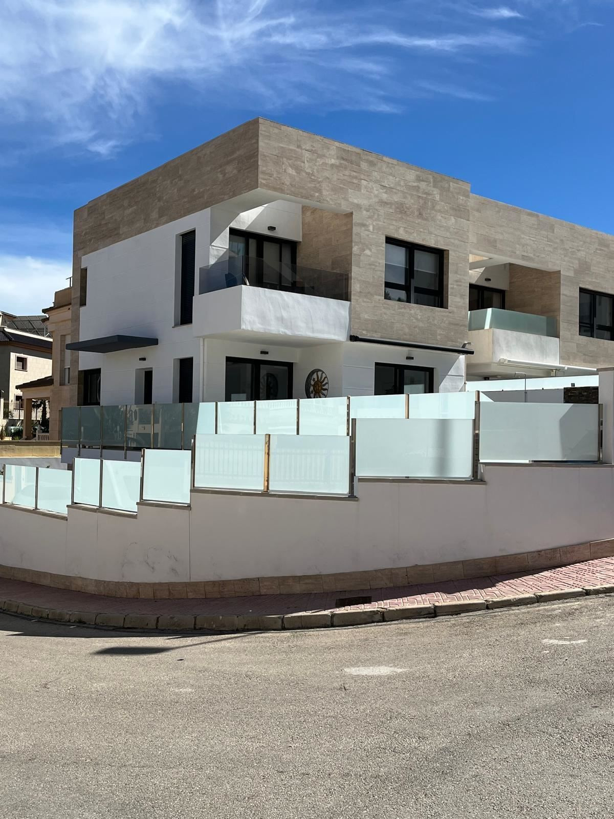 For sale - 3 Bedroom 2 Bathroom House - Detached Villa in Orihuela - Villamartin  - Alicante