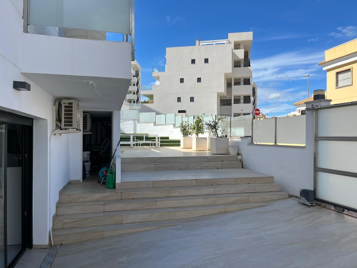 For sale - 3 Bedroom 2 Bathroom House - Detached Villa in Orihuela - Villamartin  - Alicante