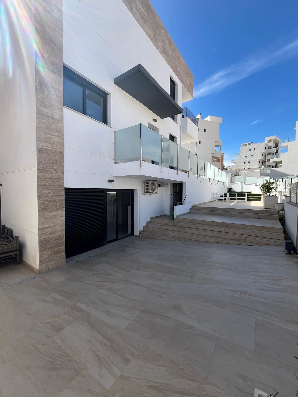 For sale - 3 Bedroom 2 Bathroom House - Detached Villa in Orihuela - Villamartin  - Alicante