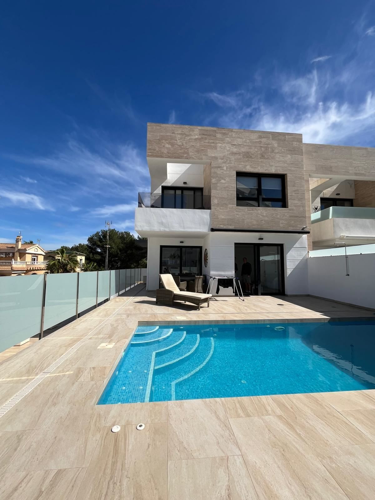 For sale - 3 Bedroom 2 Bathroom House - Detached Villa in Orihuela - Villamartin  - Alicante