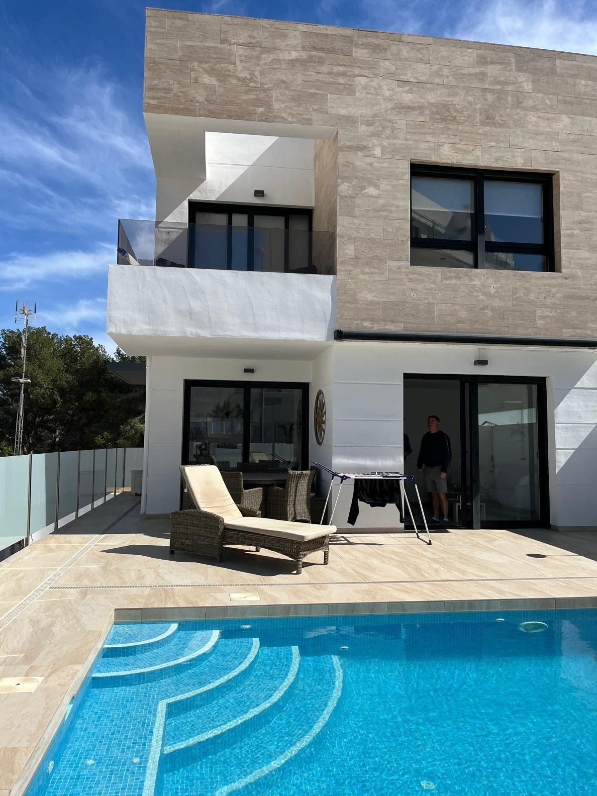 For sale - 3 Bedroom 2 Bathroom House - Detached Villa in Orihuela - Villamartin  - Alicante