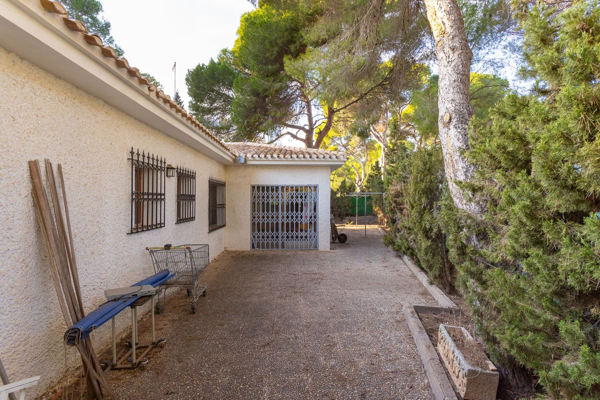 For sale - 6 Bedroom 4 Bathroom House - Detached Villa in Orihuela - Campoamor  - Alicante