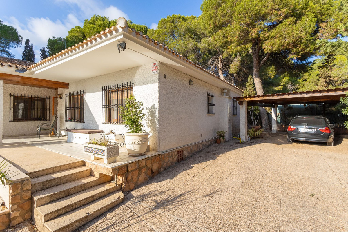 For sale - 6 Bedroom 4 Bathroom House - Detached Villa in Orihuela - Campoamor  - Alicante