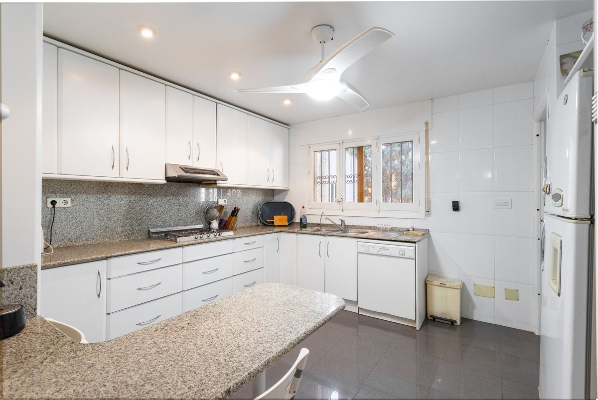 For sale - 6 Bedroom 4 Bathroom House - Detached Villa in Orihuela - Campoamor  - Alicante