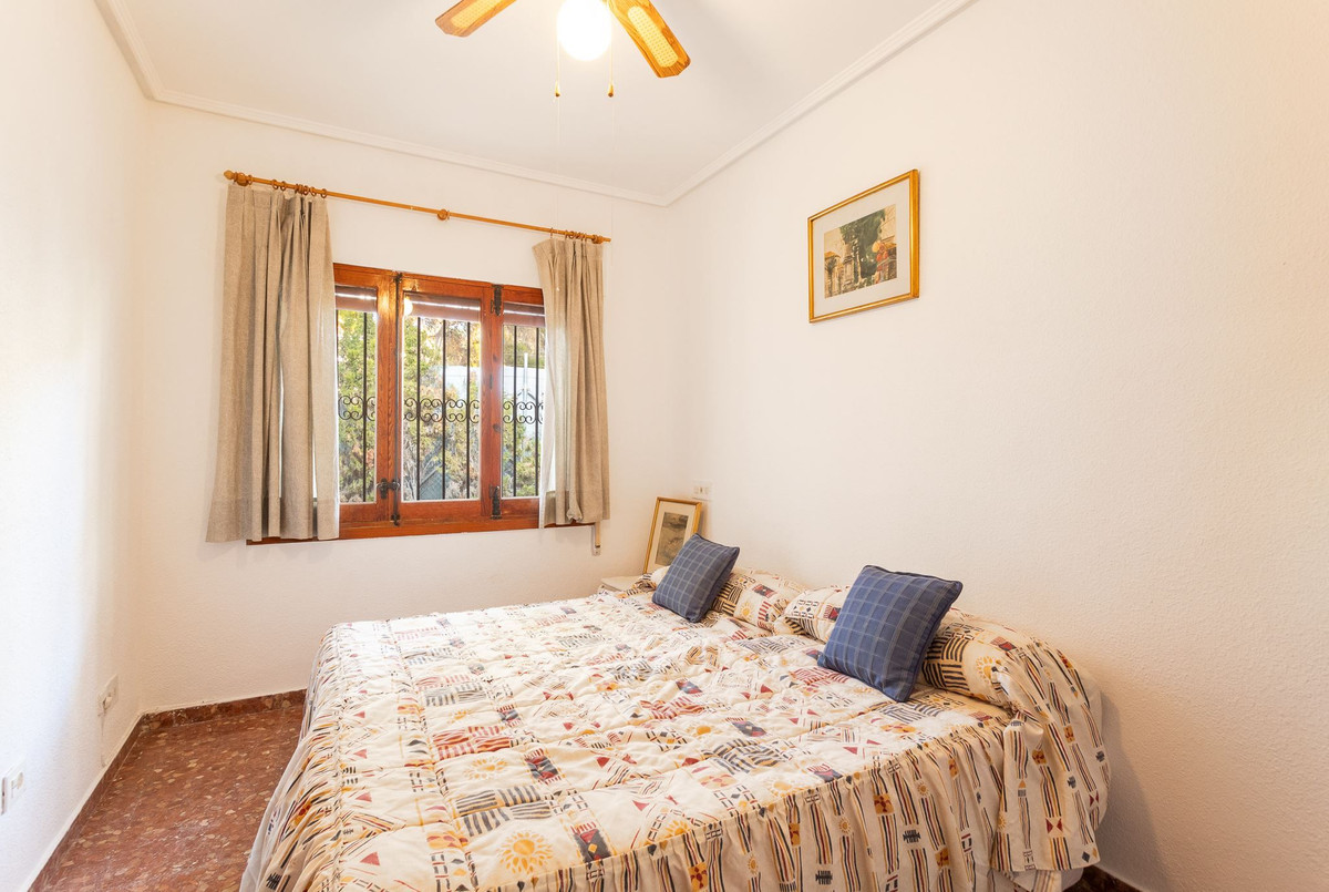 For sale - 6 Bedroom 4 Bathroom House - Detached Villa in Orihuela - Campoamor  - Alicante