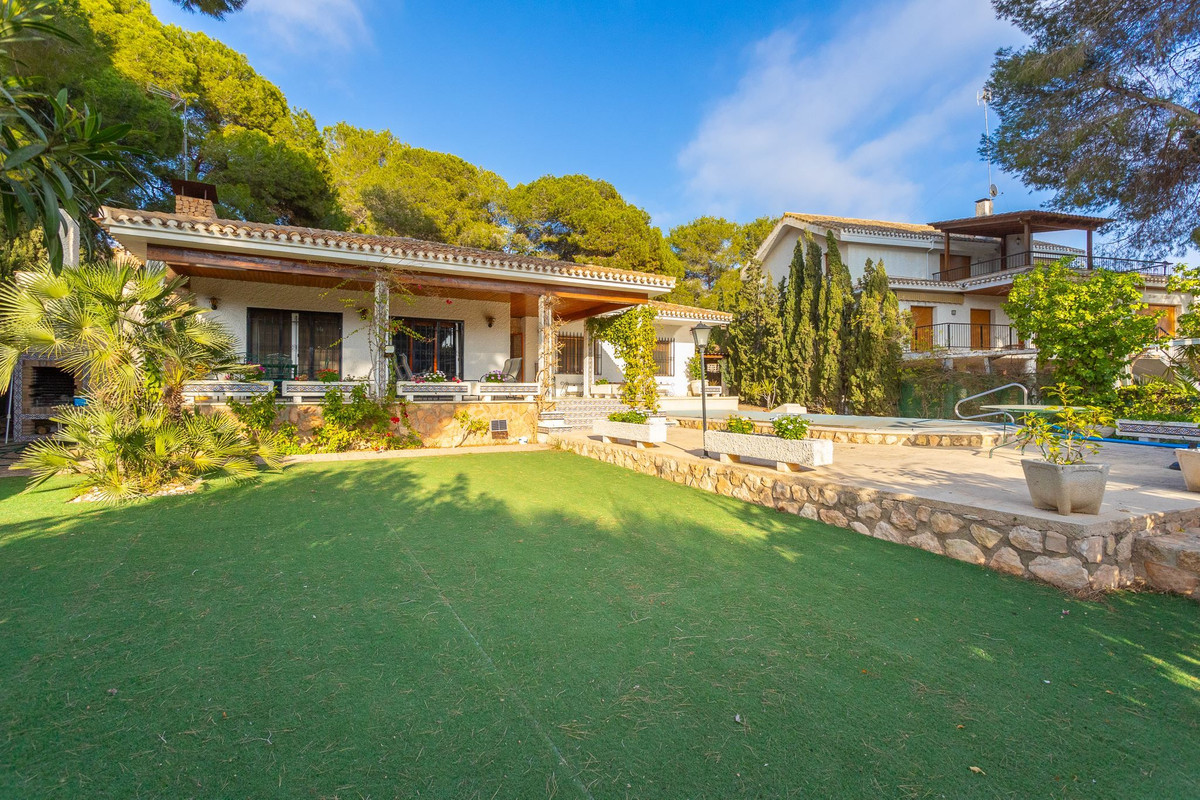 For sale - 6 Bedroom 4 Bathroom House - Detached Villa in Orihuela - Campoamor  - Alicante