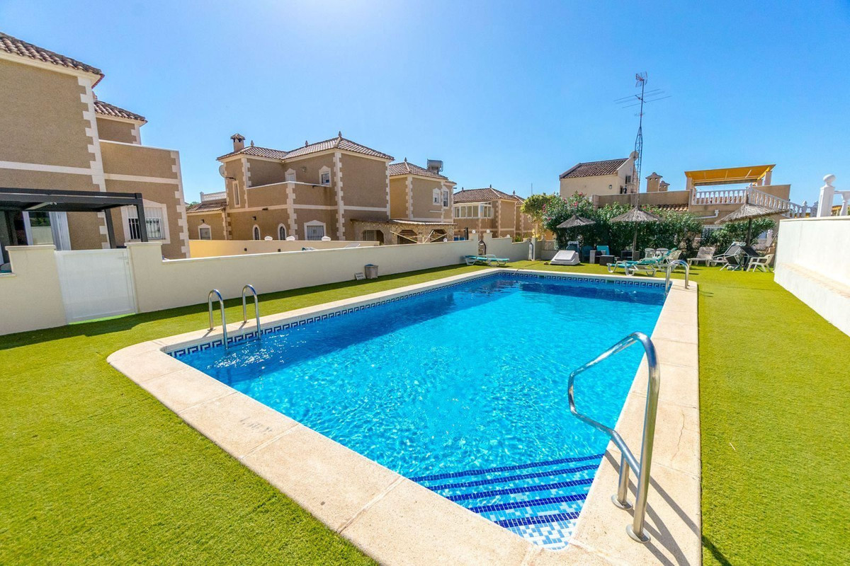 For sale - 3 Bedroom 2 Bathroom House - Detached Villa in Orihuela - Villamartin  - Alicante