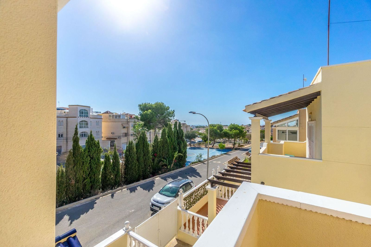 For sale - 3 Bedroom 2 Bathroom House - Detached Villa in Orihuela - Villamartin  - Alicante