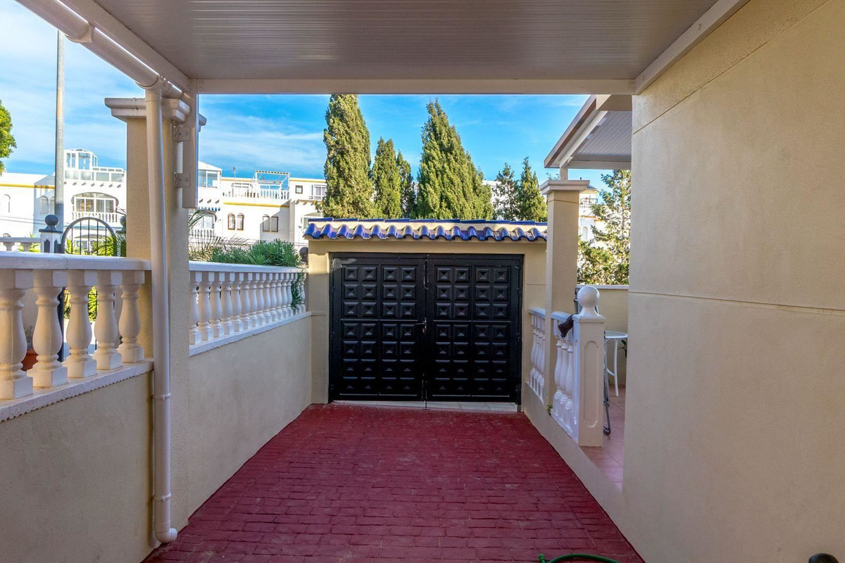 For sale - 3 Bedroom 2 Bathroom House - Detached Villa in Orihuela - Villamartin  - Alicante