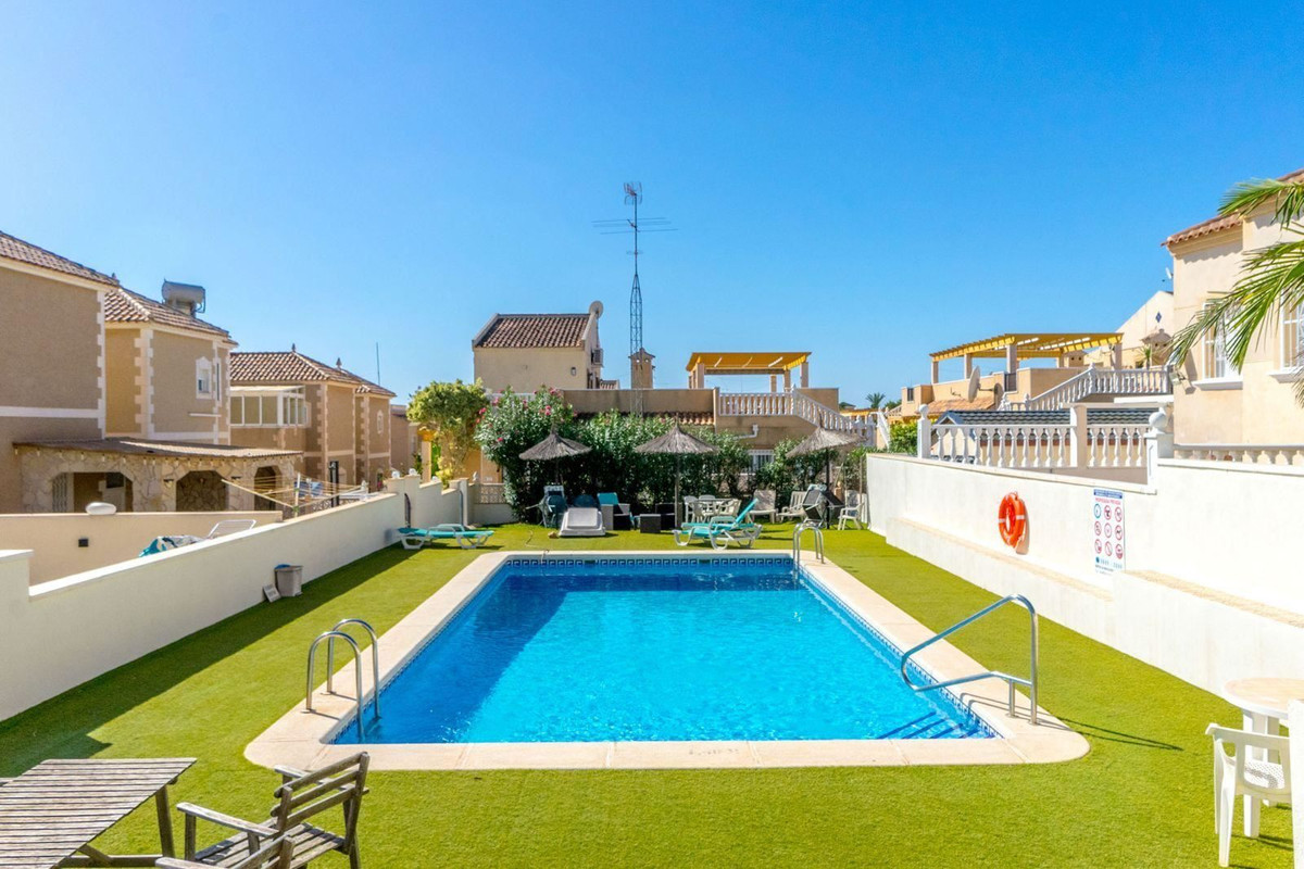 For sale - 3 Bedroom 2 Bathroom House - Detached Villa in Orihuela - Villamartin  - Alicante