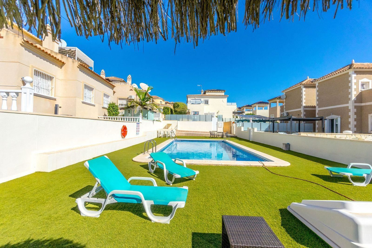 For sale - 3 Bedroom 2 Bathroom House - Detached Villa in Orihuela - Villamartin  - Alicante