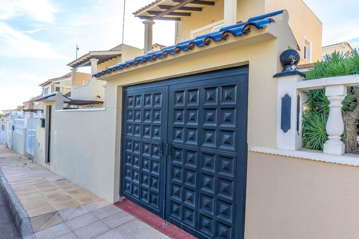 For sale - 3 Bedroom 2 Bathroom House - Detached Villa in Orihuela - Villamartin  - Alicante