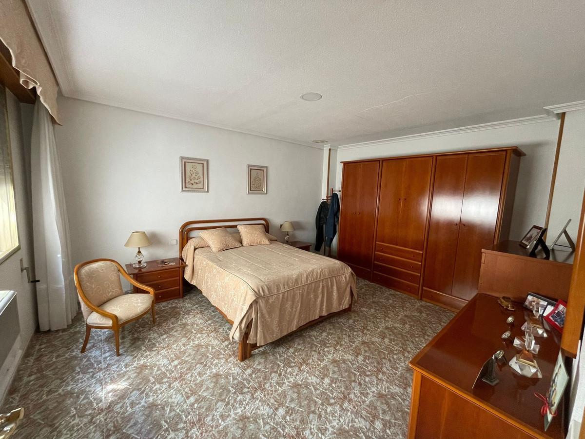 For sale - 4 Bedroom 2 Bathroom Apartment - Middle Floor Apartment in Torrevieja - Torrevieja Centro  - Alicante