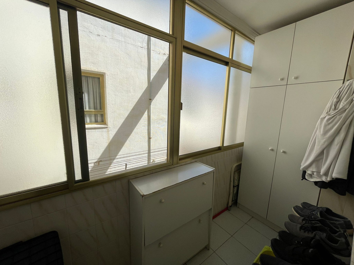 For sale - 4 Bedroom 2 Bathroom Apartment - Middle Floor Apartment in Torrevieja - Torrevieja Centro  - Alicante