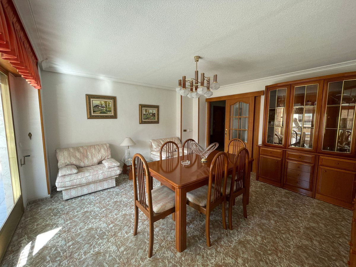 For sale - 4 Bedroom 2 Bathroom Apartment - Middle Floor Apartment in Torrevieja - Torrevieja Centro  - Alicante