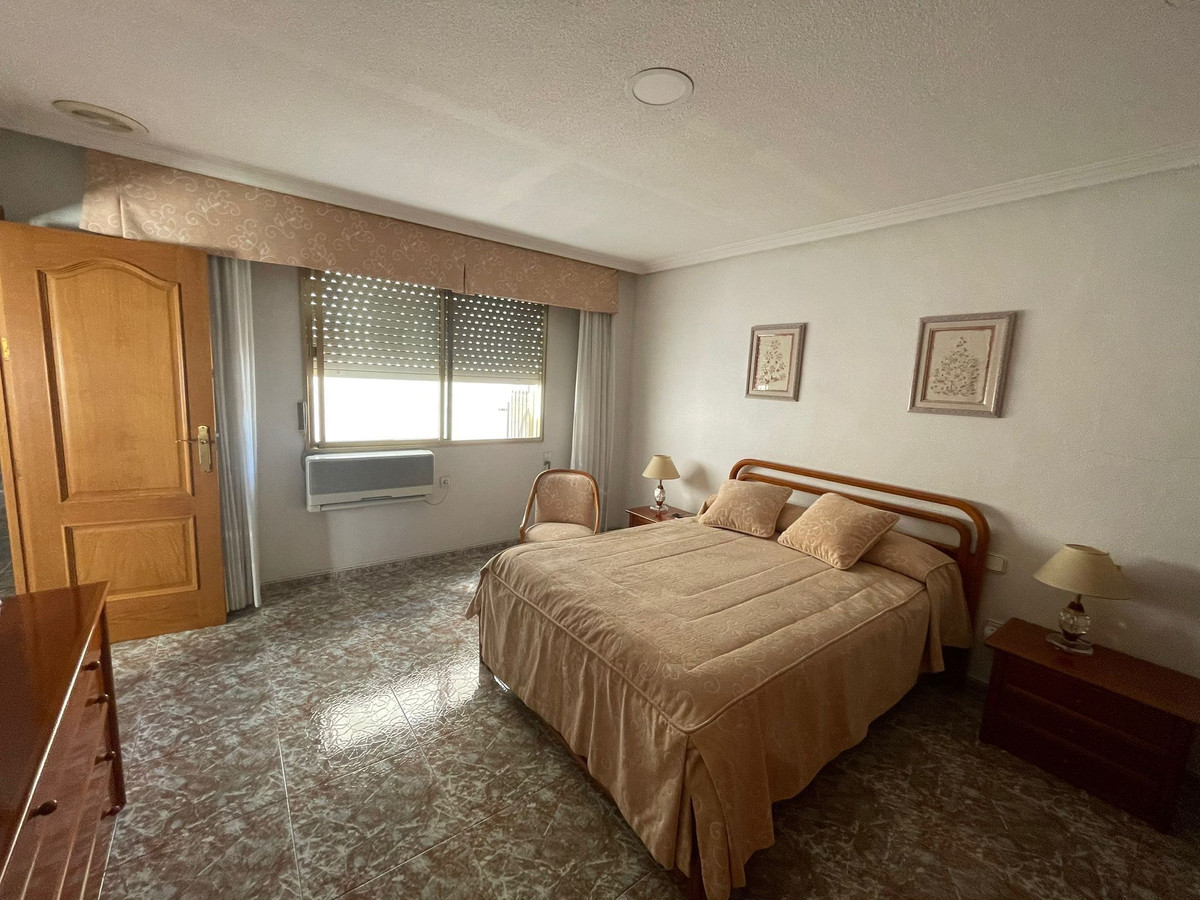 For sale - 4 Bedroom 2 Bathroom Apartment - Middle Floor Apartment in Torrevieja - Torrevieja Centro  - Alicante