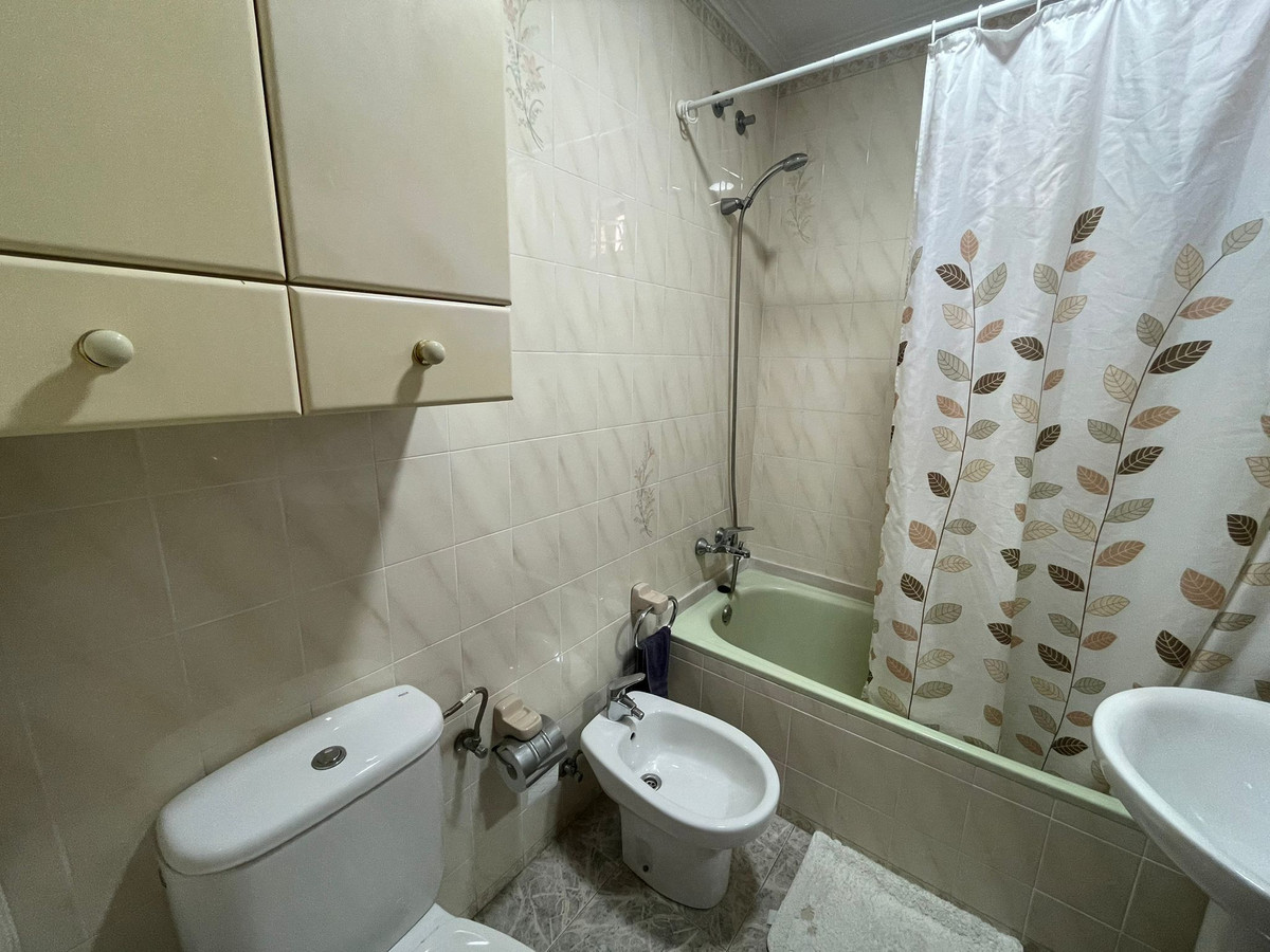 For sale - 4 Bedroom 2 Bathroom Apartment - Middle Floor Apartment in Torrevieja - Torrevieja Centro  - Alicante