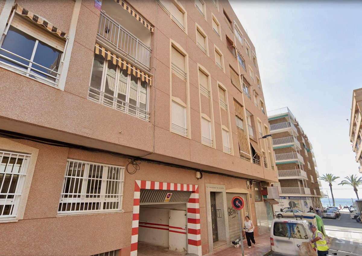 For sale - 3 Bedroom 2 Bathroom Apartment - Middle Floor Apartment in Torrevieja - Torrevieja Centro  - Alicante