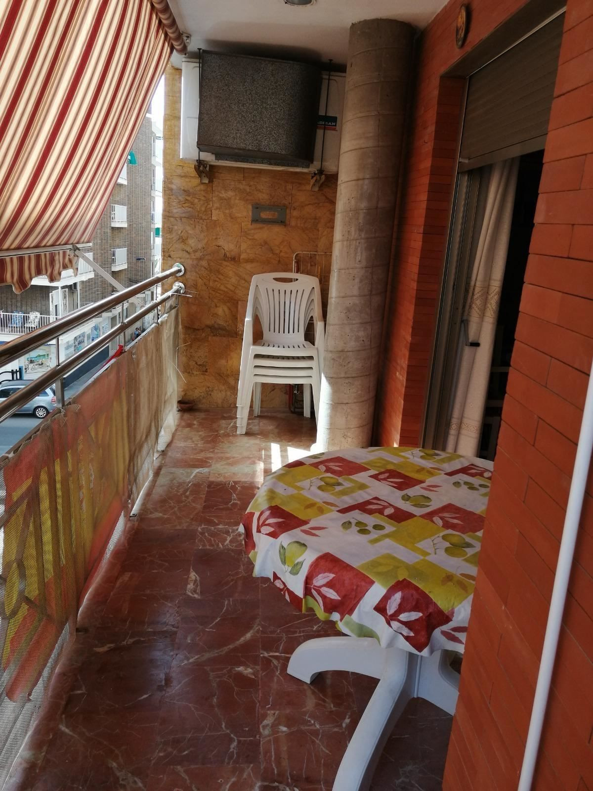 For sale - 3 Bedroom 2 Bathroom Apartment - Middle Floor Apartment in Torrevieja - Torrevieja Centro  - Alicante
