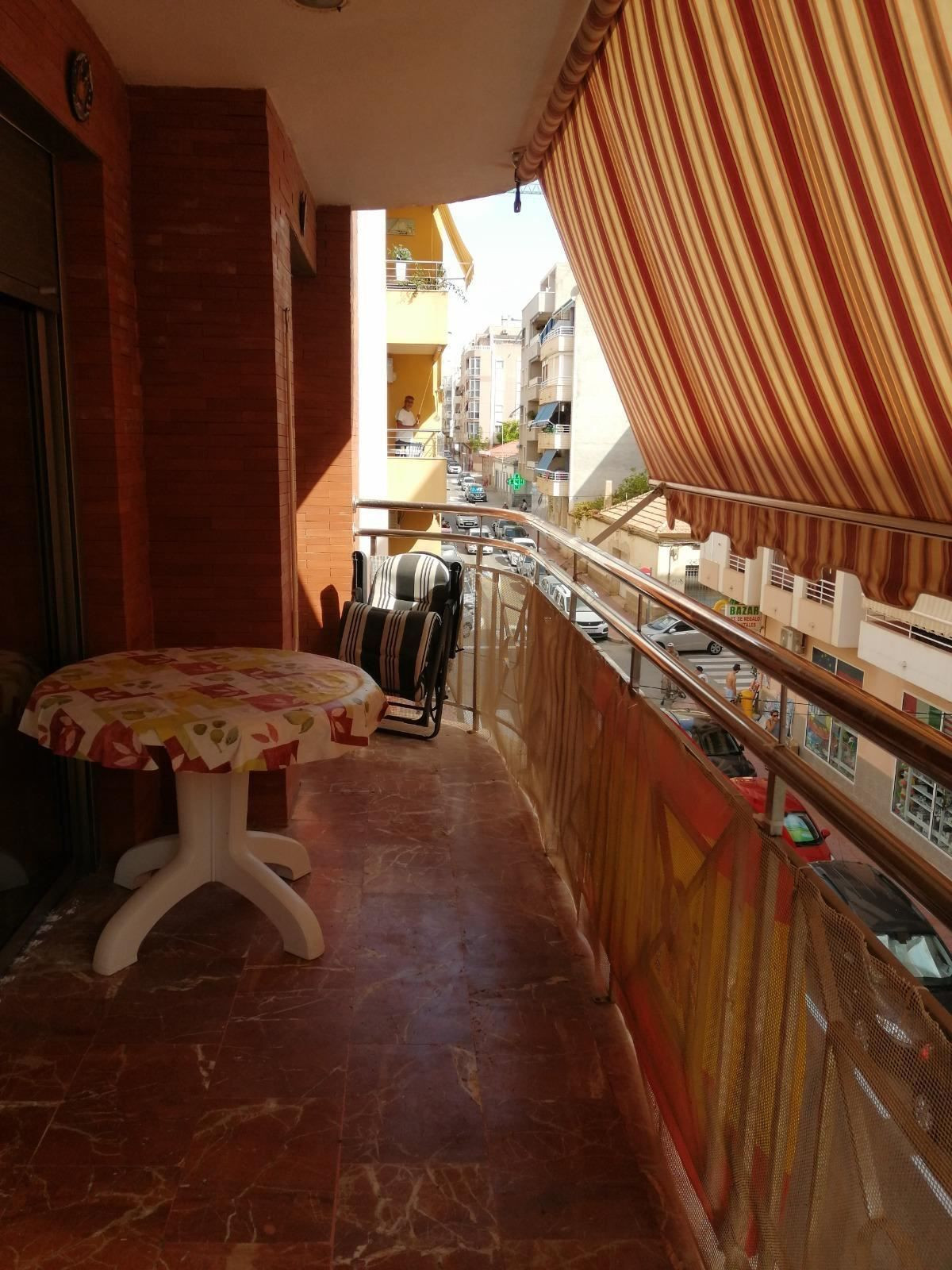 For sale - 3 Bedroom 2 Bathroom Apartment - Middle Floor Apartment in Torrevieja - Torrevieja Centro  - Alicante