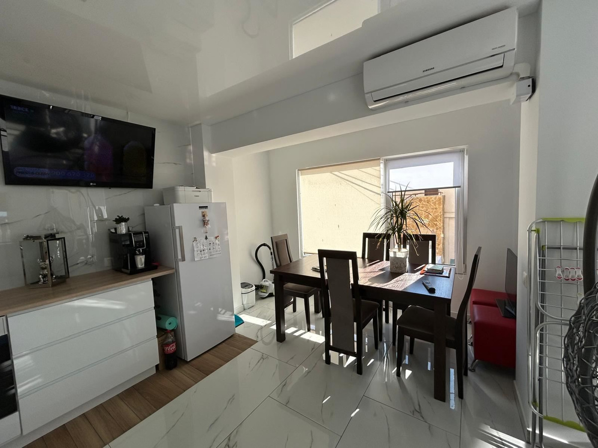 For sale - 2 Bedroom 1 Bathroom Apartment - Middle Floor Apartment in Torrevieja - Torrevieja Centro  - Alicante