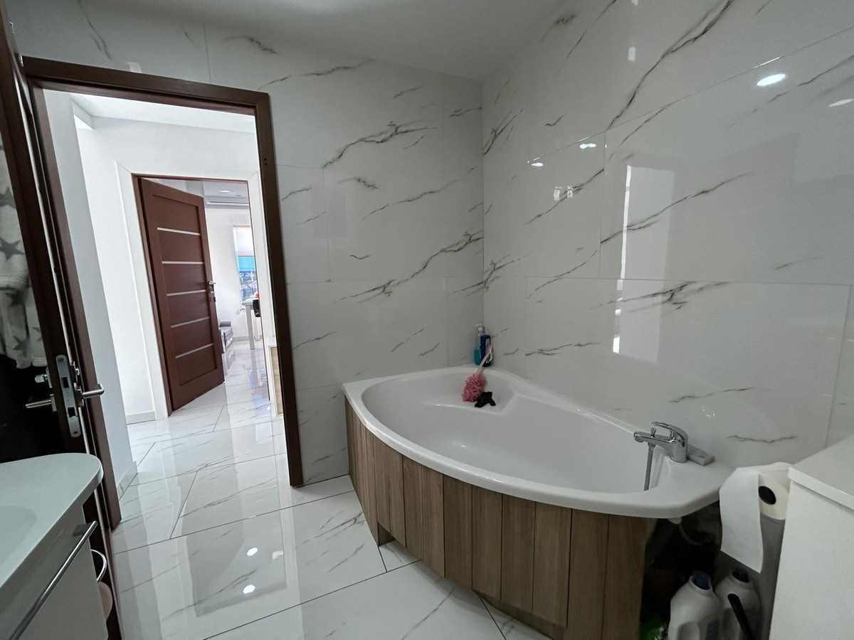 For sale - 2 Bedroom 1 Bathroom Apartment - Middle Floor Apartment in Torrevieja - Torrevieja Centro  - Alicante