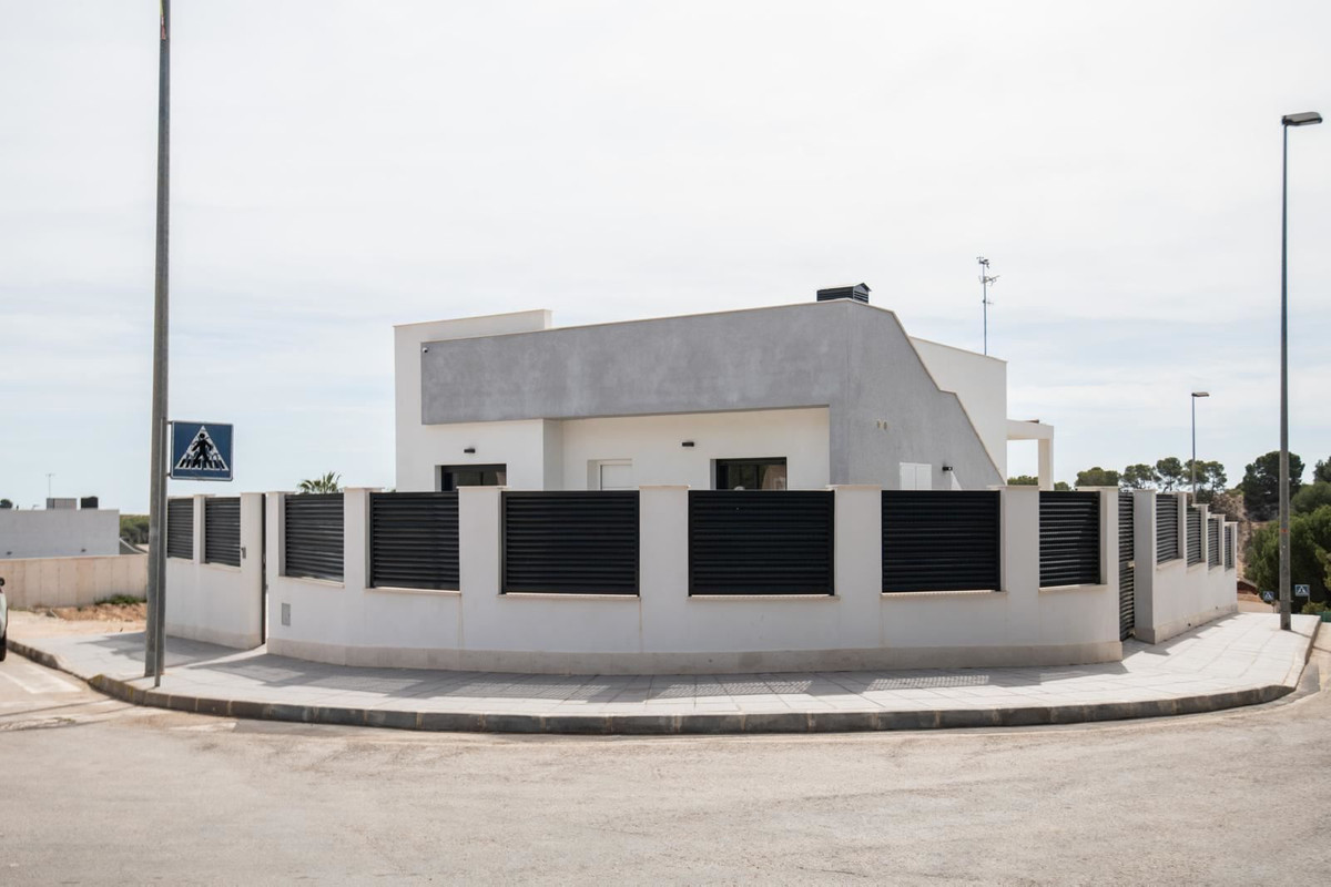 For sale - 3 Bedroom 2 Bathroom House - Detached Villa in Pilar de la Horadada - Pilar de la Horadada Centro  - Alicante