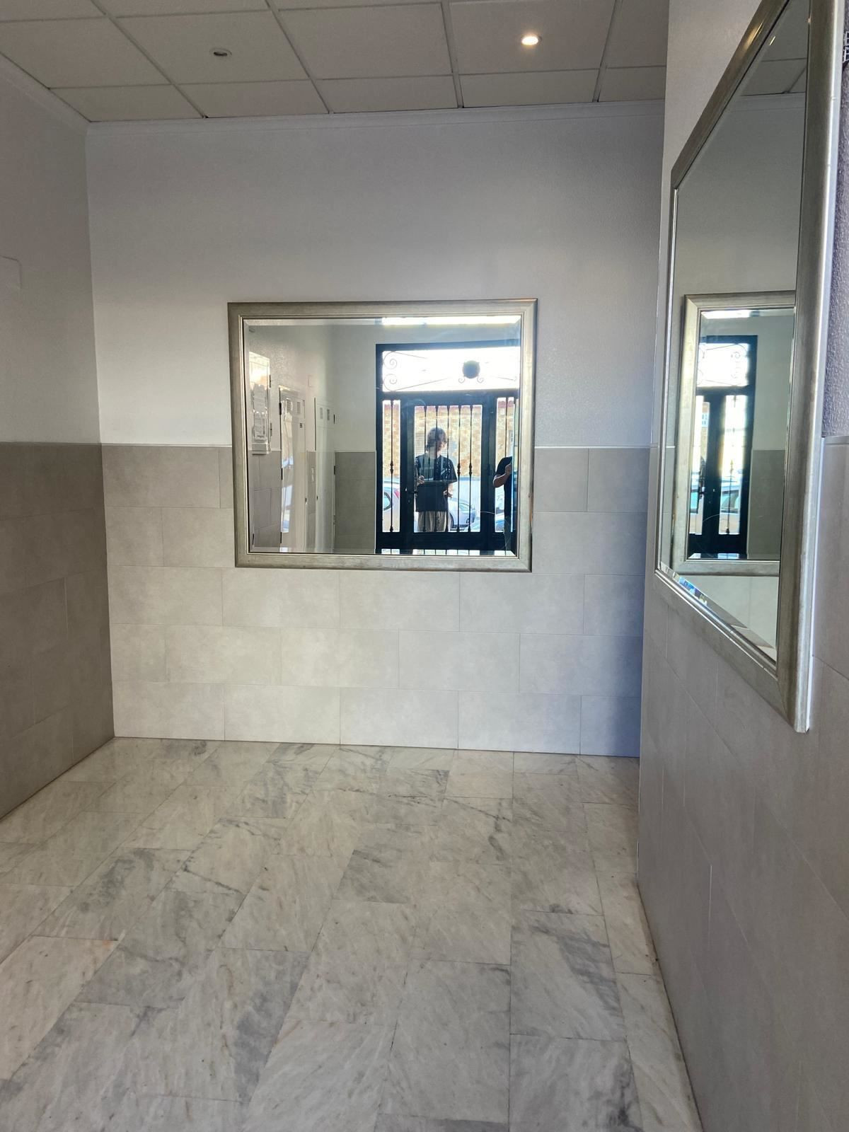 For sale - 2 Bedroom 1 Bathroom Apartment - Middle Floor Apartment in Torrevieja - Torrevieja Centro  - Alicante