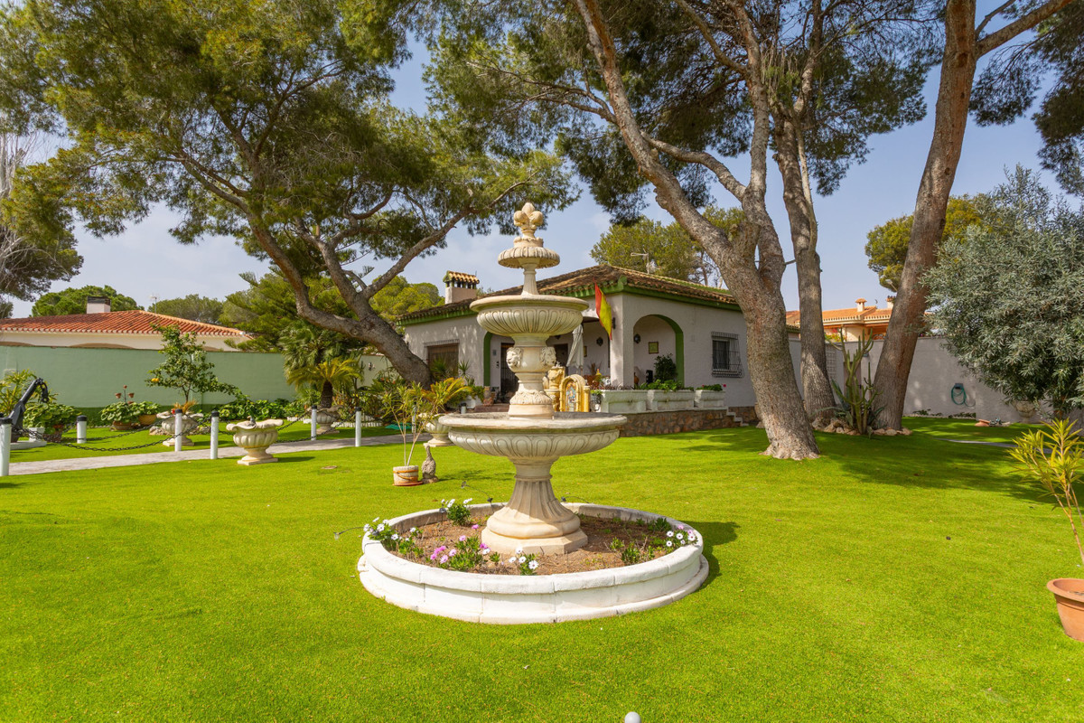 For sale - 3 Bedroom 3 Bathroom House - Detached Villa in Orihuela - Campoamor  - Alicante