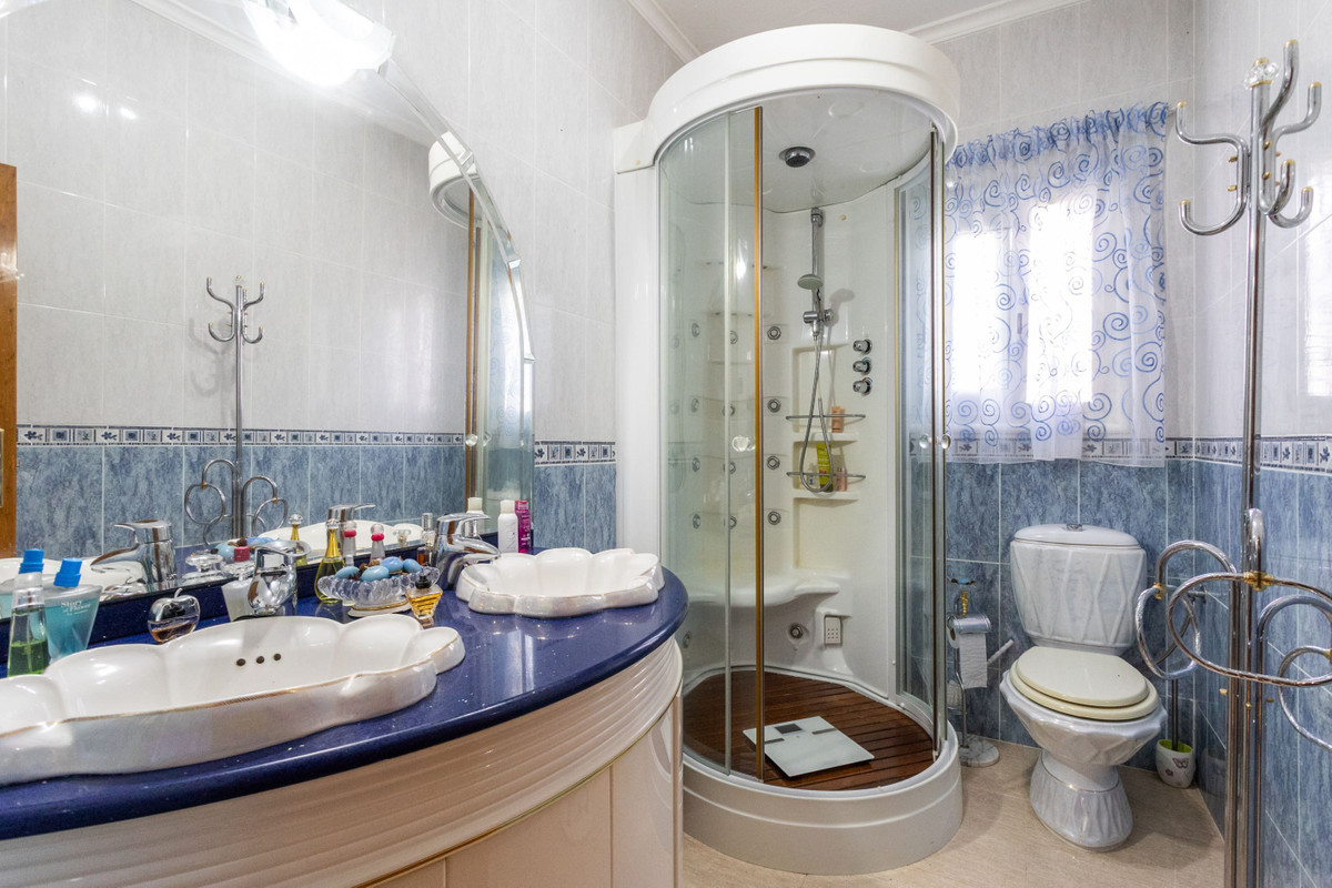 For sale - 3 Bedroom 3 Bathroom House - Detached Villa in Orihuela - Campoamor  - Alicante