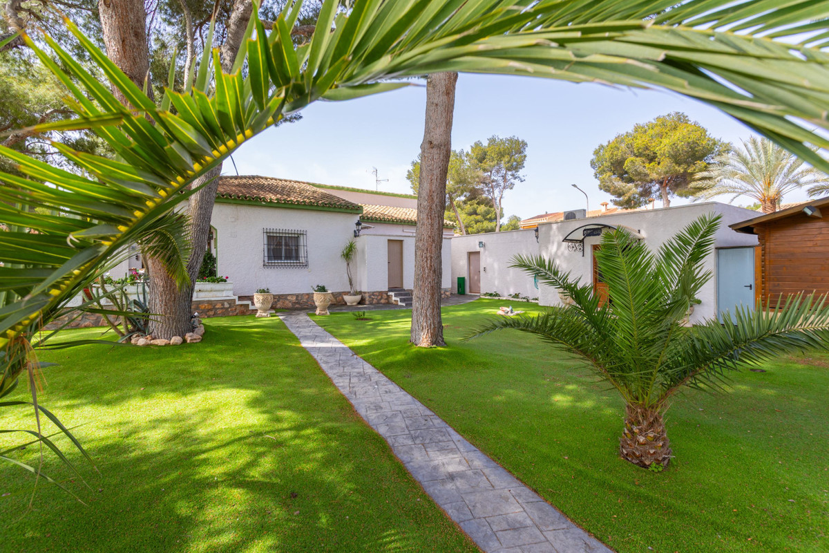 For sale - 3 Bedroom 3 Bathroom House - Detached Villa in Orihuela - Campoamor  - Alicante