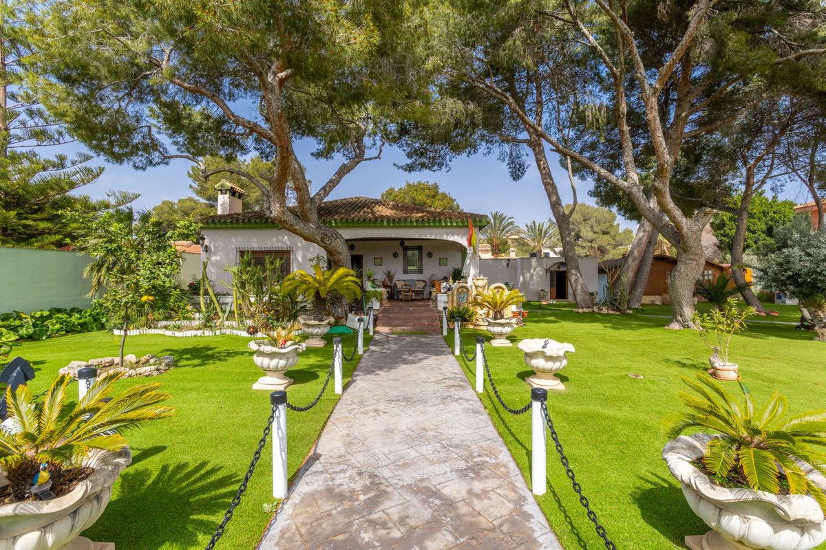 For sale - 3 Bedroom 3 Bathroom House - Detached Villa in Orihuela - Campoamor  - Alicante