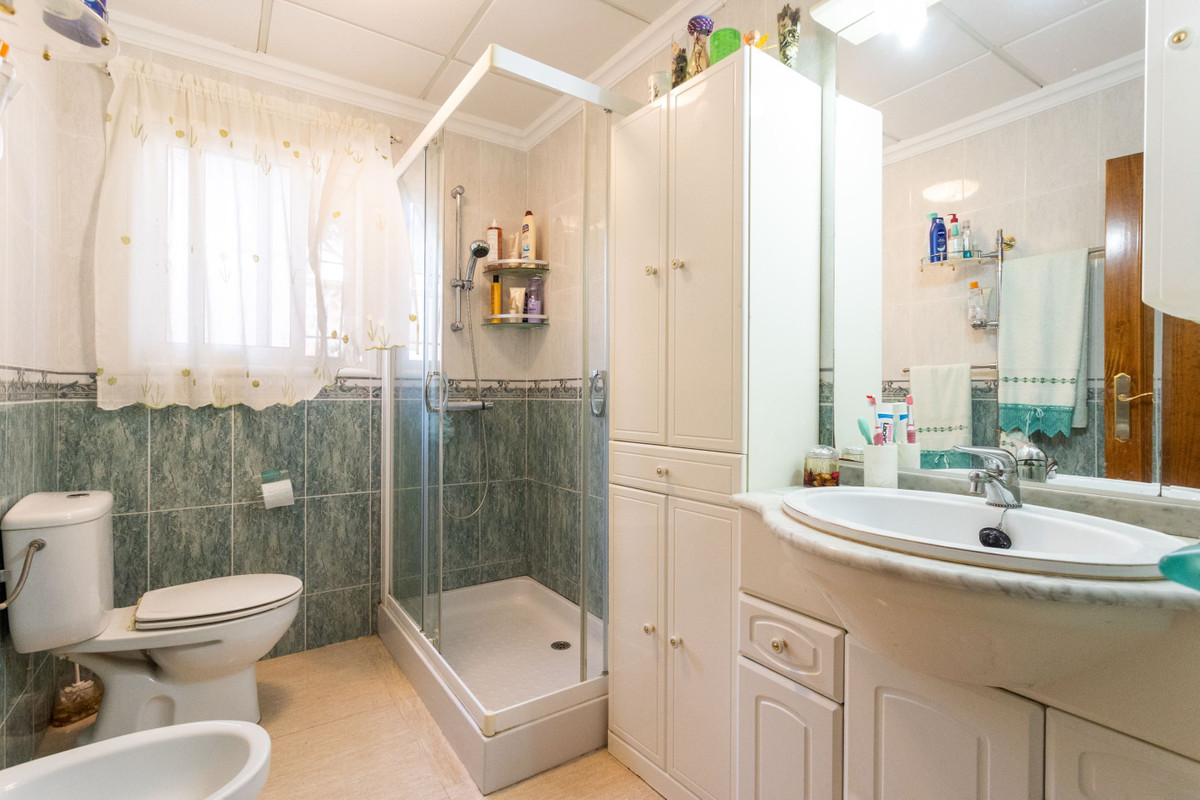 For sale - 3 Bedroom 3 Bathroom House - Detached Villa in Orihuela - Campoamor  - Alicante