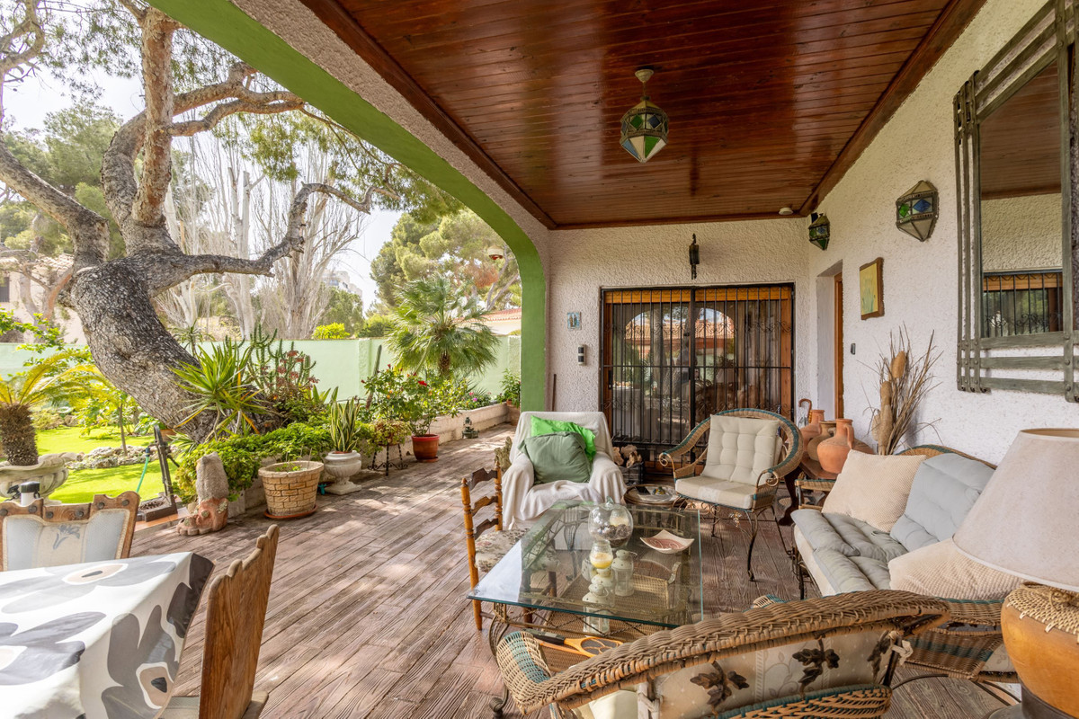 For sale - 3 Bedroom 3 Bathroom House - Detached Villa in Orihuela - Campoamor  - Alicante