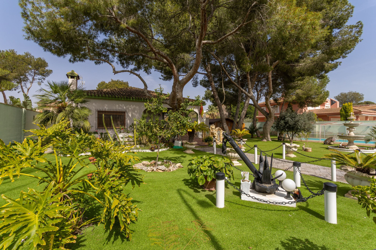 For sale - 3 Bedroom 3 Bathroom House - Detached Villa in Orihuela - Campoamor  - Alicante