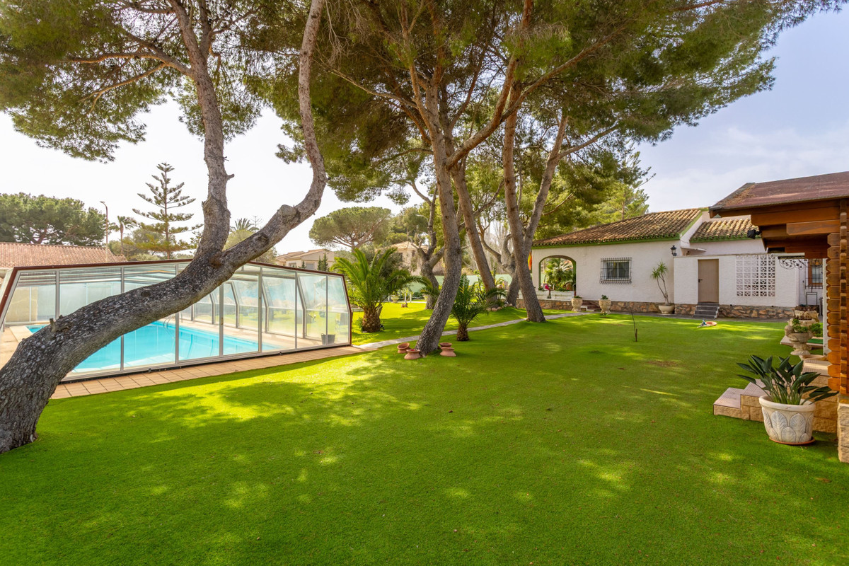 For sale - 3 Bedroom 3 Bathroom House - Detached Villa in Orihuela - Campoamor  - Alicante