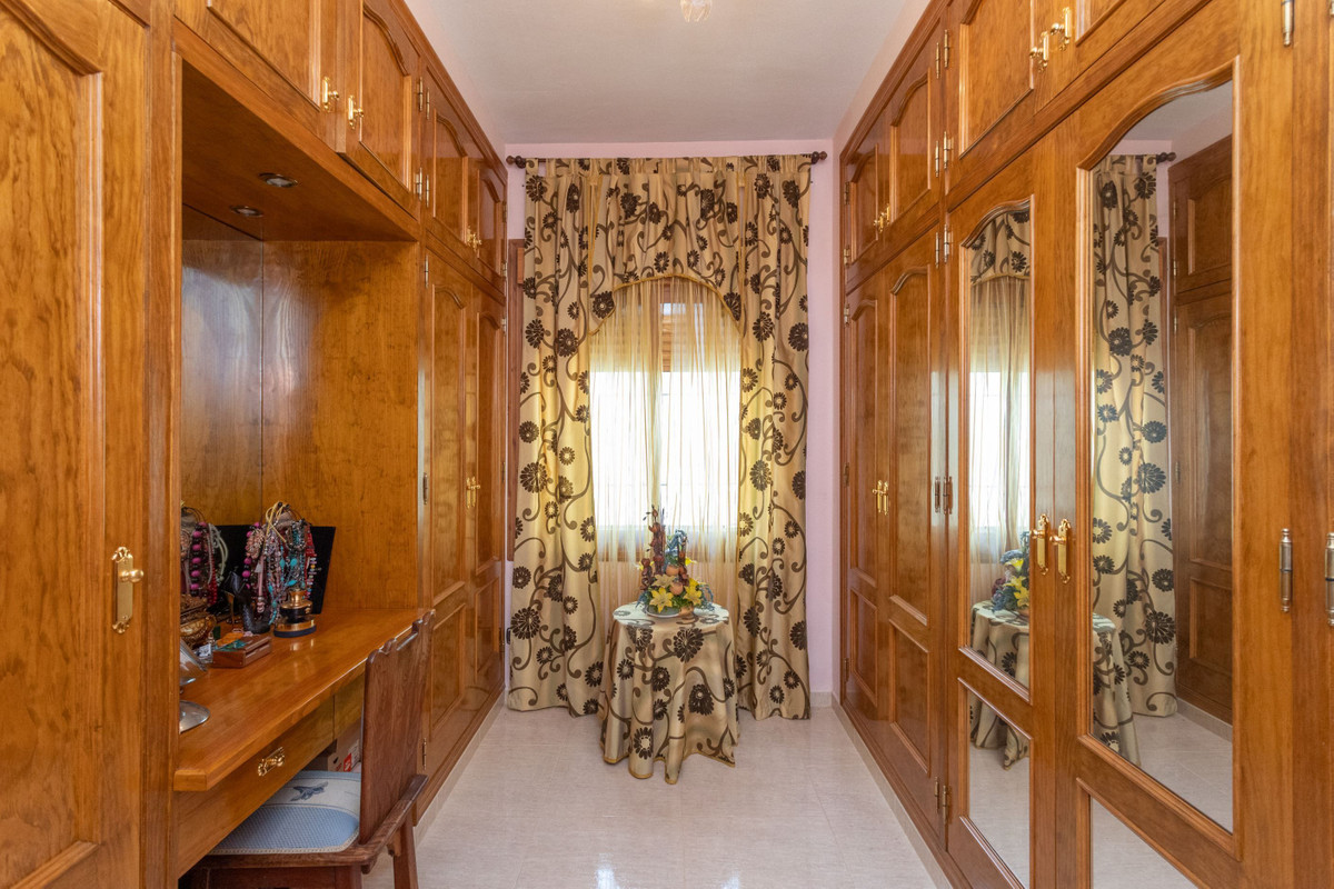 For sale - 3 Bedroom 3 Bathroom House - Detached Villa in Orihuela - Campoamor  - Alicante