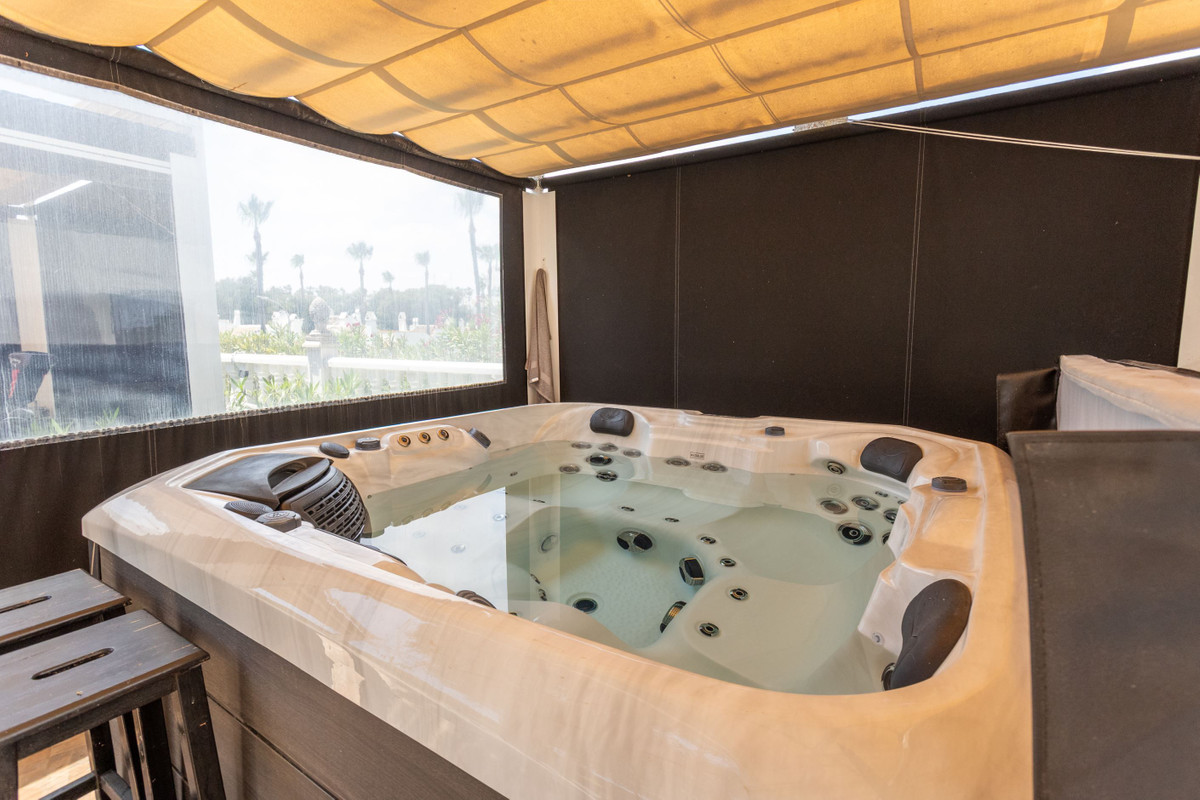 For sale - 4 Bedroom 2 Bathroom House - Detached Villa in Orihuela - Villamartin  - Alicante