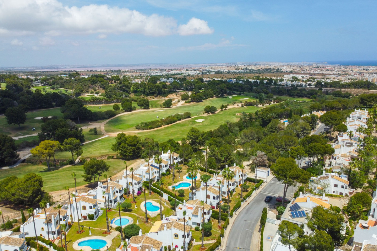 For sale - 4 Bedroom 2 Bathroom House - Detached Villa in Orihuela - Villamartin  - Alicante