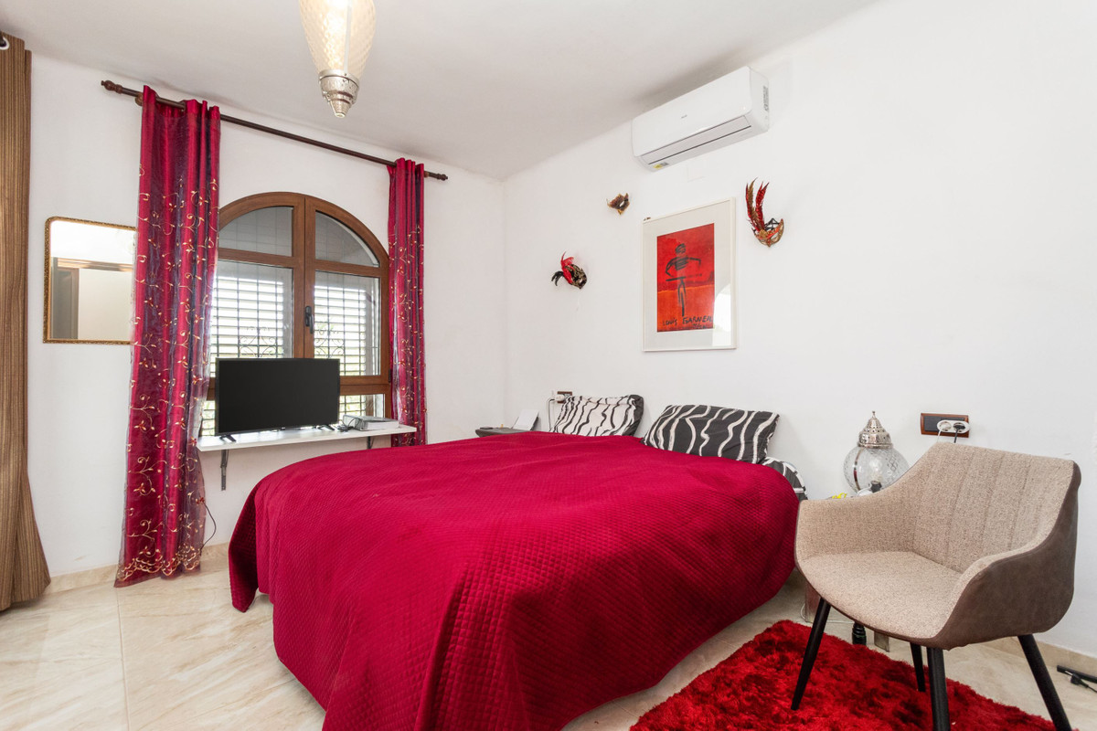 For sale - 4 Bedroom 2 Bathroom House - Detached Villa in Orihuela - Villamartin  - Alicante