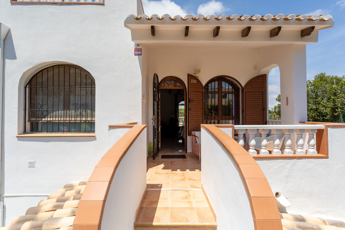 For sale - 4 Bedroom 2 Bathroom House - Detached Villa in Orihuela - Villamartin  - Alicante