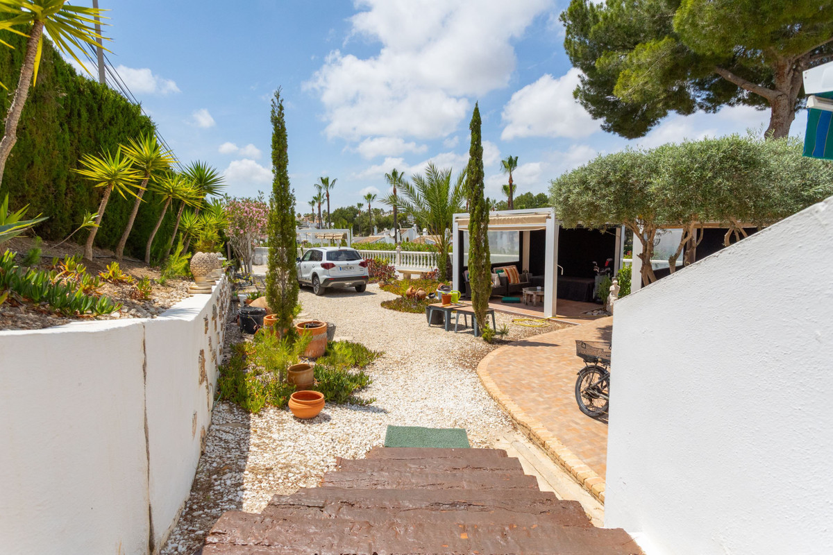 For sale - 4 Bedroom 2 Bathroom House - Detached Villa in Orihuela - Villamartin  - Alicante