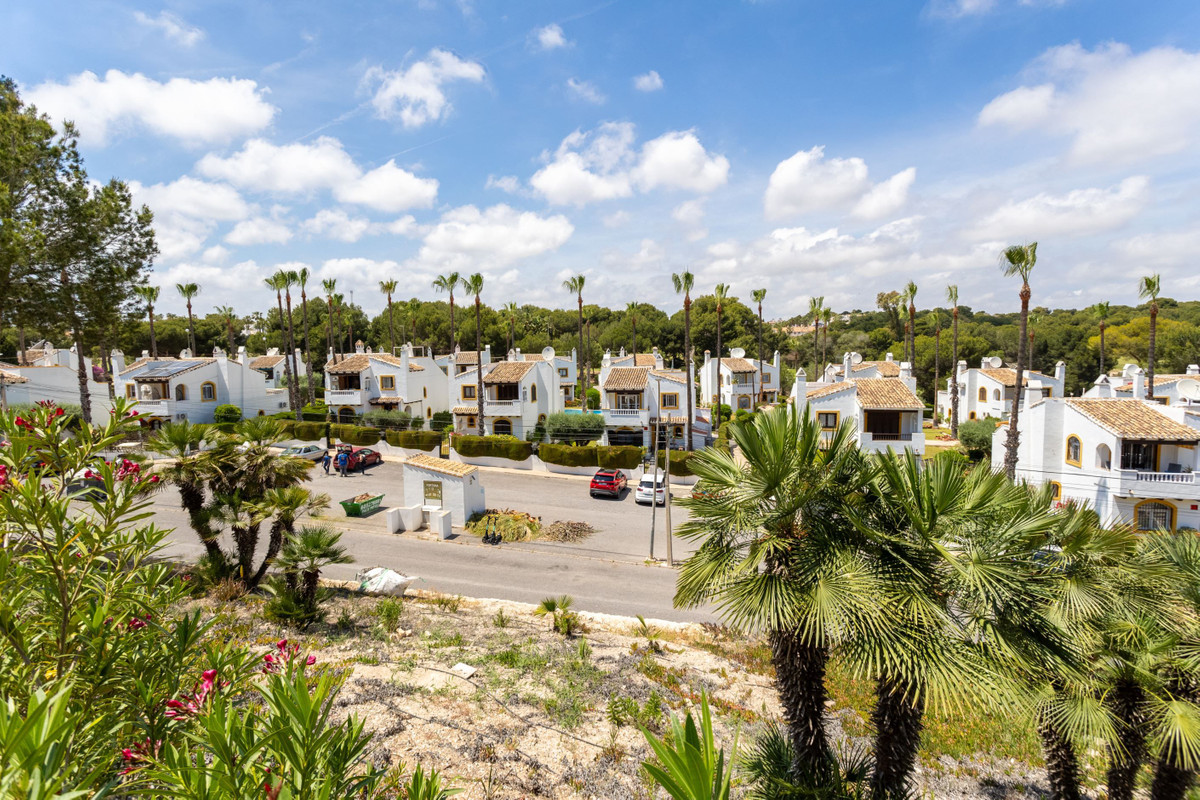 For sale - 4 Bedroom 2 Bathroom House - Detached Villa in Orihuela - Villamartin  - Alicante